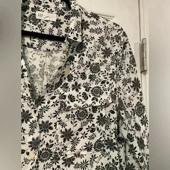 Gap Soft Boyfriend Fit Back White Floral Collared Button Down Pockets Size S - Picture 6 of 12